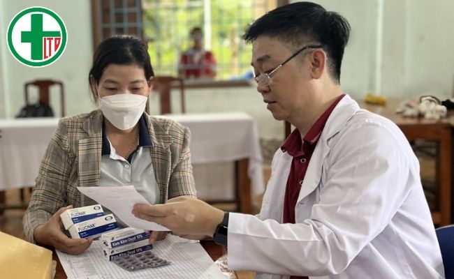 Ths.BS. Vũ Thanh Tùng - BV Da Liễu TW thực hiện khám bệnh tại Quảng Nam